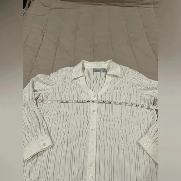 Chico’s winter white blouse. Fabric detail some sheer, some raised texture Sz 3 - Picture 6 of 8